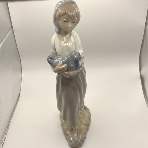 Vintage Cascade Young Girl Holding Dog Porcelain Figurine Made in Spain - Picture 8 of 8
